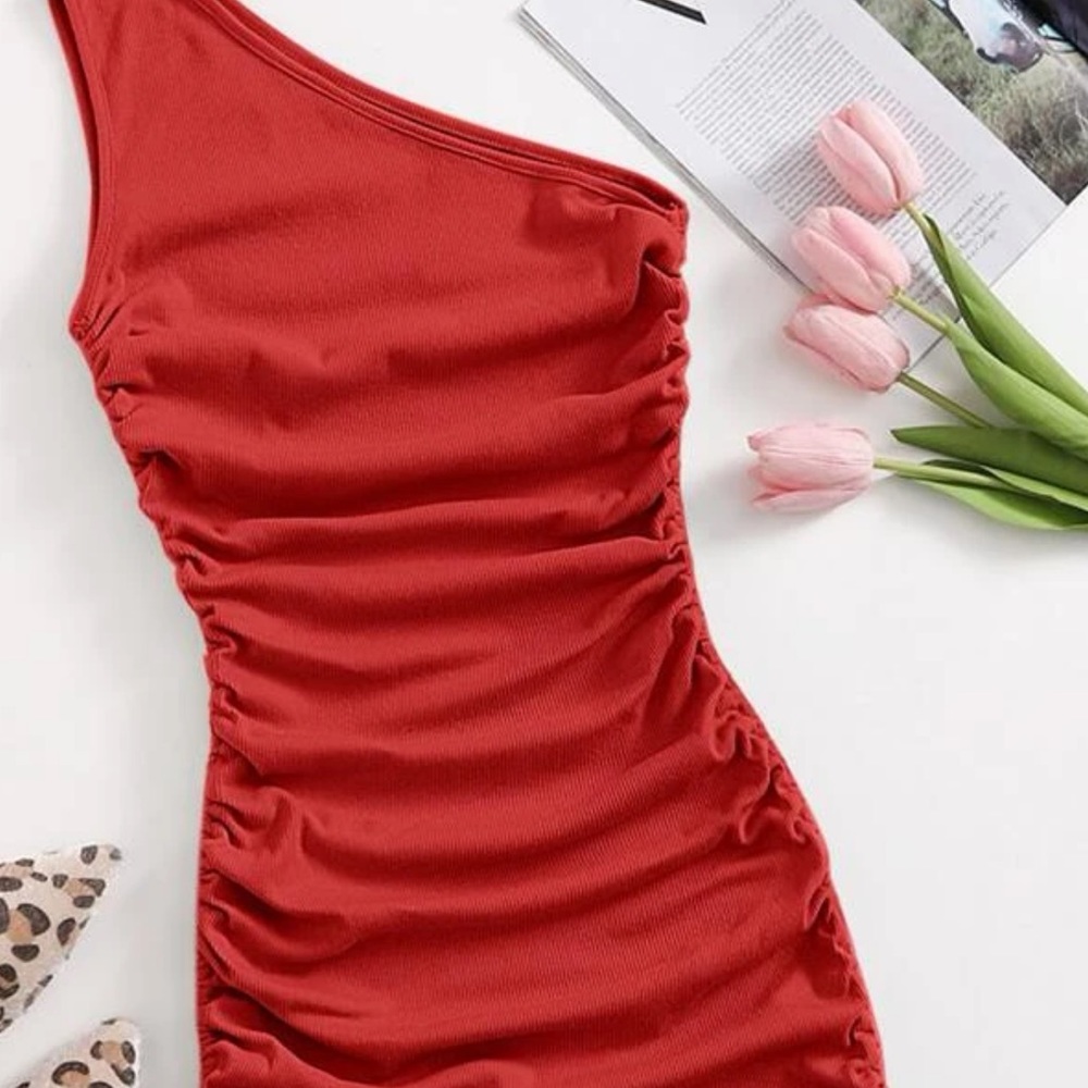 One shoulder knot side dress
